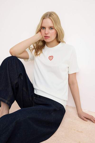 Trendyol Collection Екру сърце, редовна/нормална кройка, къс ръкав, 100% паму...