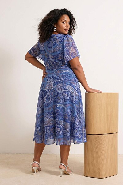 Trendyol Curve Marineblaues, gewebtes Plus-Size-Kleid aus Chiffon