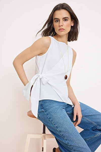 ترينديول كوليكشن بلوزة منسوجة بتفاصيل ربط باللون الأبيض TWOSS26BZ00415