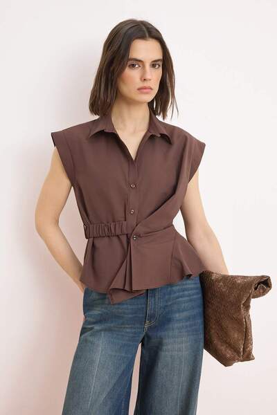 ترينديول كوليكشن قميص بني غير متماثل بقصة ضيقة مع إغلاق غير متماثل TWOSS26GO0...