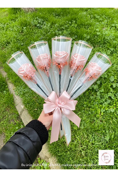 Buketim Seninle 5 jednostrukih ruža od satena u puder roze boje, koji ne izbl...