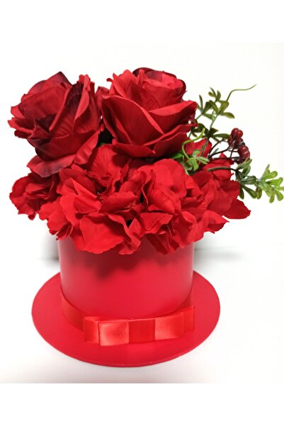 Pasiunea Florilor Hat Box With Hydrangea and Red Roses