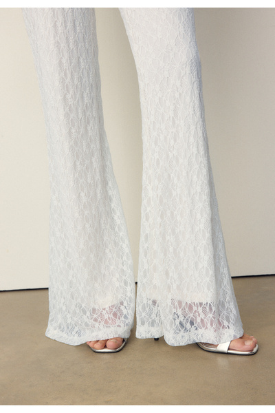 Stradivarius بنطلون واسع من الأسفل من الدانتيل