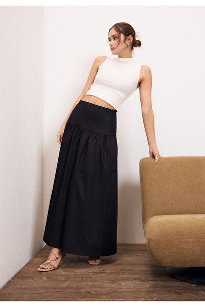 Stradivarius تنورة ماكسي متعددة الطبقات من قماش البوبلين