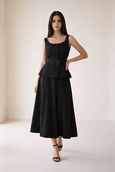 Setre Siyah Yakada Aksesuar Detaylı Kolsuz Belden Oturtmalı Balık Formlu Midi...