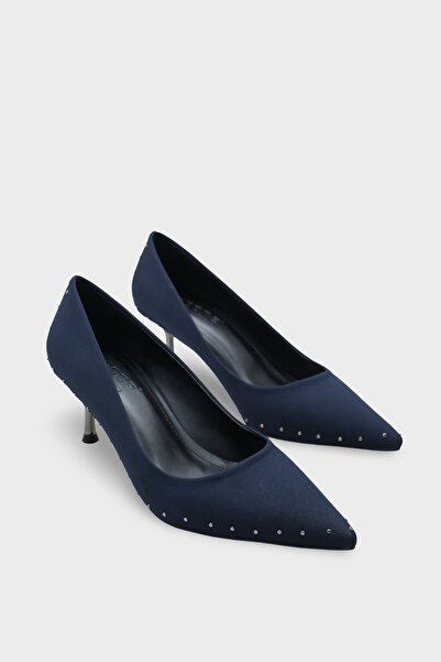 Capone Outfitters حذاء أنى ذو مقدمة مدببة وكعب معدني مع إكسسوارات معدنية