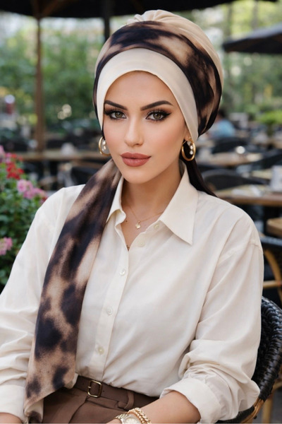 Aişe tesettür Шал с батиков мотив в цвят на кост и шапка