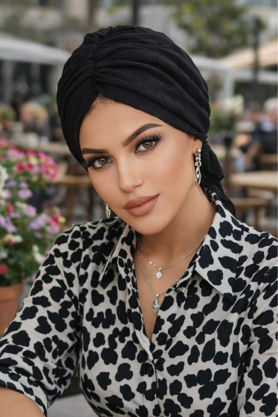 Aişe tesettür Черна шапка с помпа и катарама