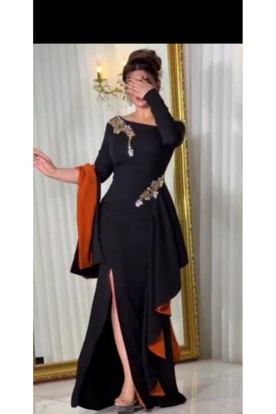 GORI FASHION Elegant dress with hand-beaded orange accents