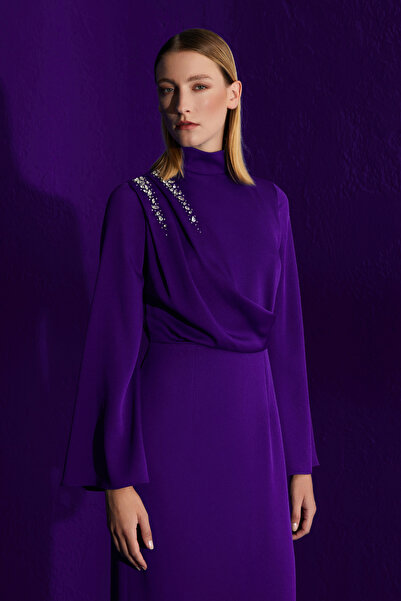 Jus De Pommes MOR TAŞ İŞLEMELİ DİK YAKA UZUN KOLLU UZUN ELBİSE