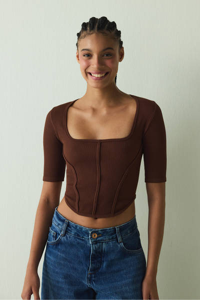 Penti Tricou crop cu mânecă scurtă cu guler pătrat fără cusături Cappuccino