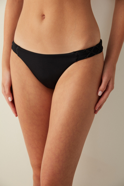 Penti قطعة بيكيني سفلية أساسية باللون الأسود مع تفاصيل مكرامية على الجوانب