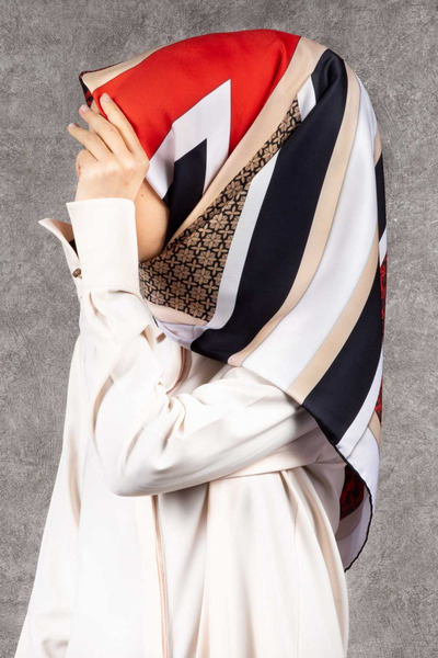 VİOLLA Twill Geometrik Barok Desenli Kırmızı - Siyah Renkli 90x90 Eşarp (İpek...
