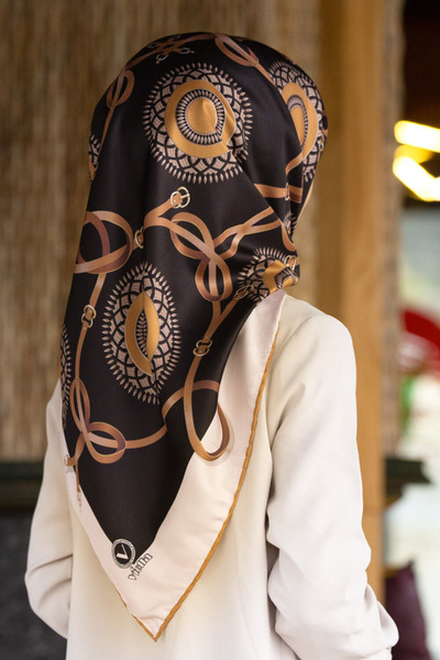 VİOLLA Twill Kemerli Ve Geometrik Desenli Hardal Renkli 90x90 Eşarp (İpek İçe...