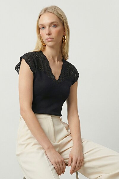VAGGON Bluză neagră cu decolteu în V și găuri tricotaj cu aspect dantelat de ...