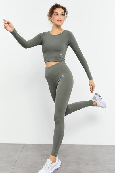 TOMMY LIFE تي شيرت نسائي قصير بأكمام طويلة وياقة دائرية من Çağla - 97150