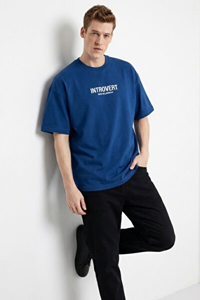 COMBİNE MİCHAİL تي شيرت رجالي باللون الأزرق بطباعة INTROVERT مقاس كبير