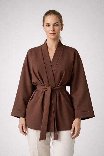 Glowear Atelier سترة كيمونو بتصميم حزام بني للنساء