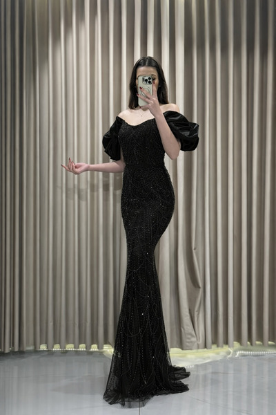 Kaleiçi Yıldızlar فستان سهرة أسود بياقة قاربية مطرز بالخرز على شكل سمكة |