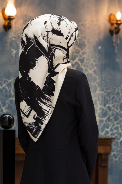 Vissona % 57 İPEK % 43 VİSKON Twill İpek Geometrik Desenli Krem - Siyah Renkl...