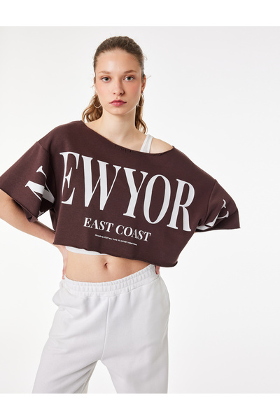 Koton Άνετο κοντομάνικο μπλουζάκι με στάμπα και ανοιχτούς ώμους