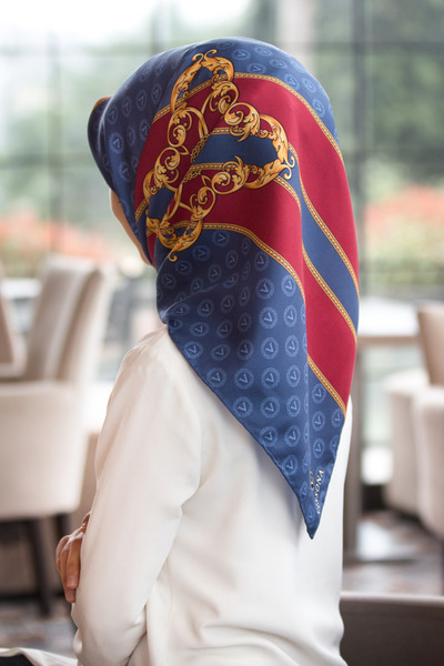 Vissona وشاح حريري 100% بنقشة مونوغرام وباروكية بلون نيلي - عنابي، مقاس 90×90...