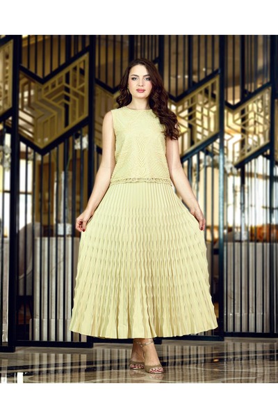 Opera Fashion Elegant outfit with a wide cut and pleated skirt