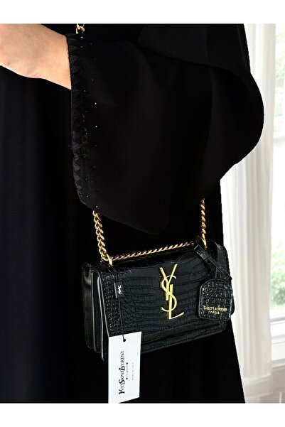 GENERAL A stylish women's Clutch Bag with a modern and elegant design.