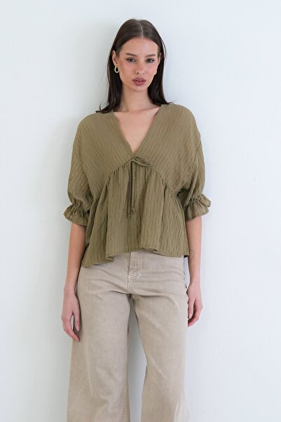VAGGON V-Neck Ruffle Blouse