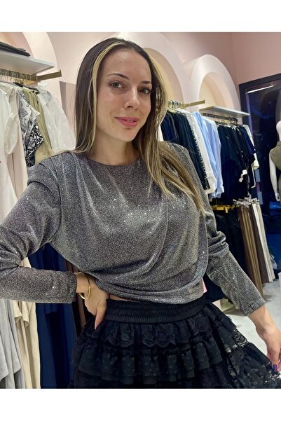 Hatice Altıntaş OMUZLARI VATKALI GRİ SİMLİ BLUZ