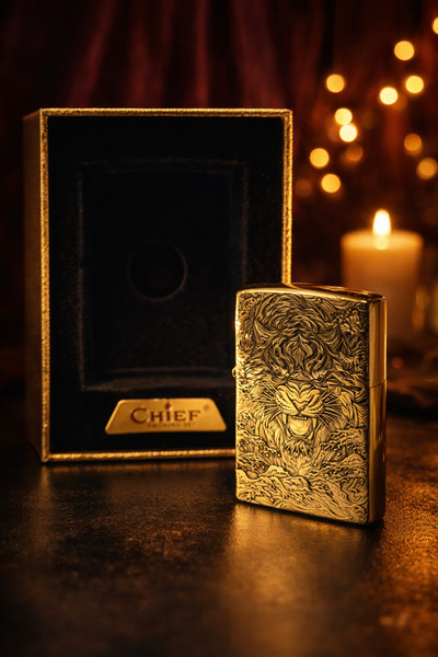 Chief Full Pirinç Benzinli Çakmak Kaplan Detay Ön Yüz Pençe Desen Arka Tasarı...