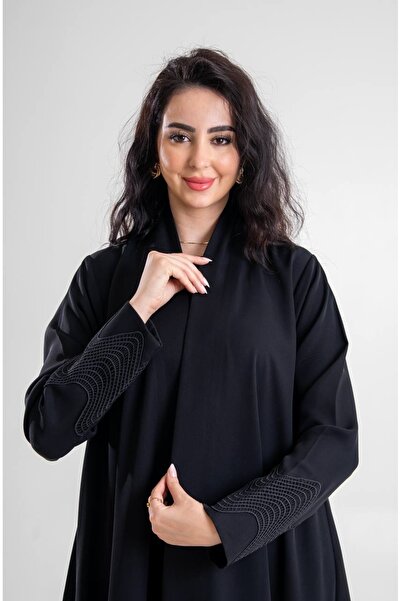 Al Afnan Boutique An elegant, soft abaya made of crepe fabric with a distinct...