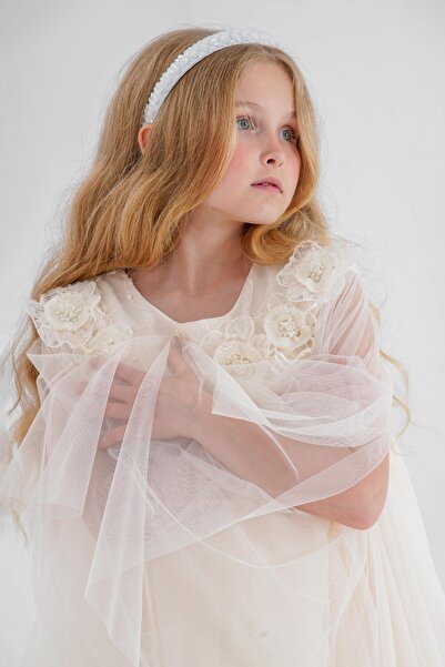 LAMİS FASHİON فستان "ملاك الأورجانزا": فخامة "الكيب" المنسدل وإشراقة اللؤلؤ