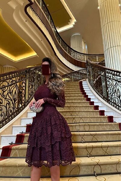 Model Leyna Maroon evening dress (deer blood)