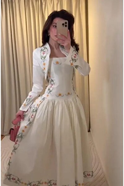 Model Leyna Elegant two-piece white set