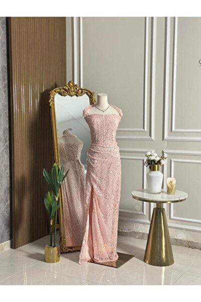 vanus fashion 6835- فستان سهرة وردي بتفاصيل مطرّزة وقصة راقية