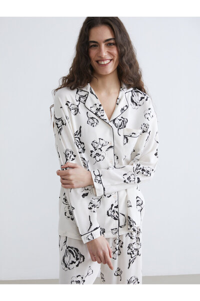 LC Waikiki طقم بيجاما نسائي بياقة مزينة بالزهور