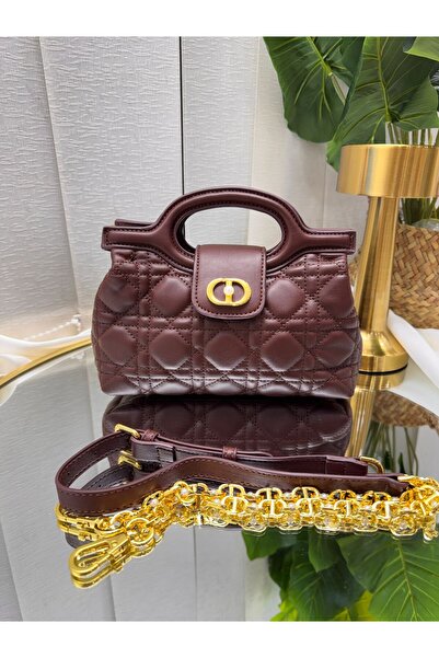 GENERAL A stylish women's Clutch Bag with a sophisticated and compact design.