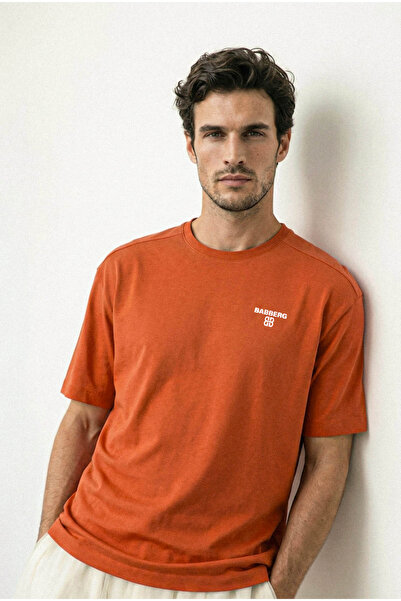 BABBERG Erkek Tişört Kiremit Rengi – Minimal Logo Baskılı, Rahat ve Şık Günlü...