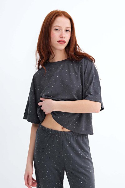 Addax Tricou cu guler rotund și aplicații de piatră P9020