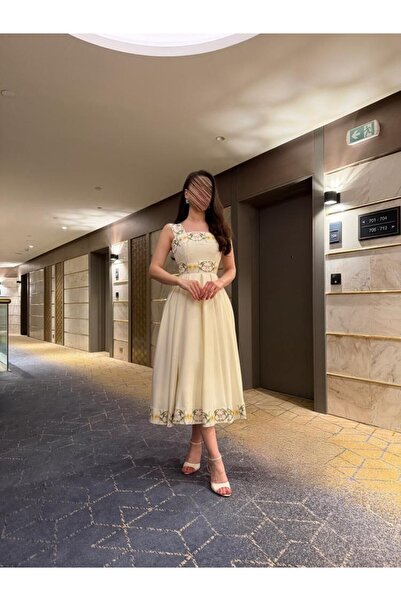 Kendallksa A soft dress with embroidered details and classic elegance