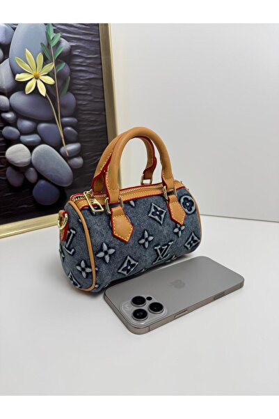 GENERAL A women's Clutch Bag with a stylish and modern design.