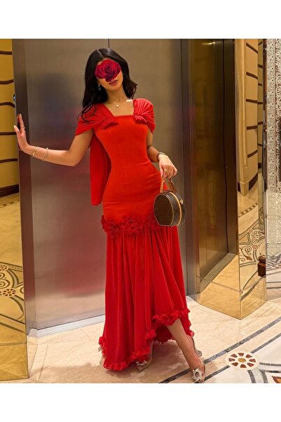 NALA FASHION A luxurious red evening dress, with a design that combines elega...