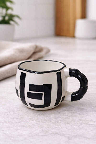 Çağ Seramik كوب سيراميك عصري مصنوع يدويًا بنمط متاهة - كوب قهوة كريمي بمقبض أسود