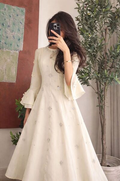 BROOKLYN STYLE Classic off-white midi Eid dress with crystal embroidery and w...