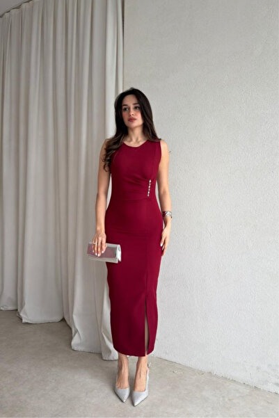 MOZENA Zero Sleeve Accessory Detailed Slit Midi Dress