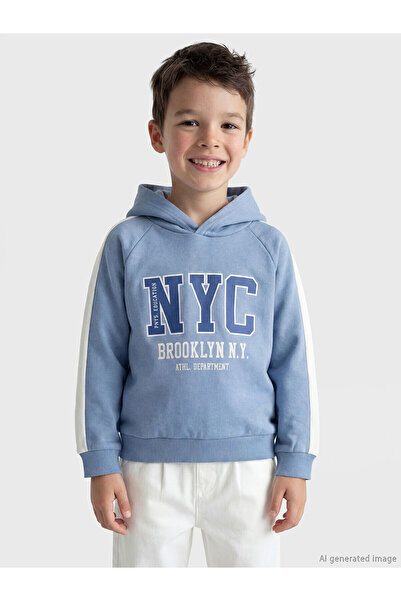 LC Waikiki سويت شيرت للأولاد من مجموعة إلسيفا باللون الأزرق مع طباعة NYC
