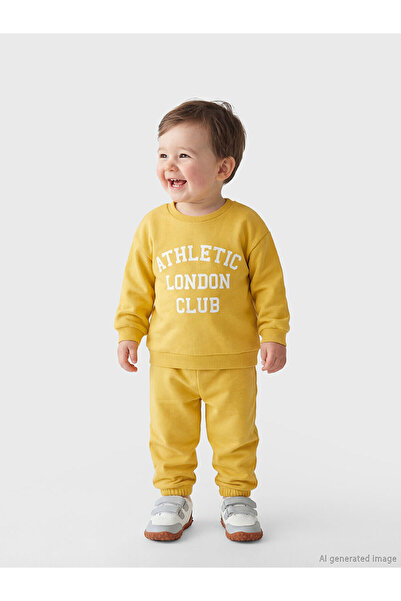 LC Waikiki مجموعة إلسيفا من الملابس الرياضية للأولاد الصغار بطبعة لندن الصفراء