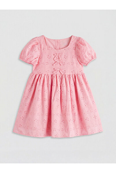 LC Waikiki فستان بناتي من مجموعة إلسيفا باللون الوردي وياقة مربعة وتصميم مخرم