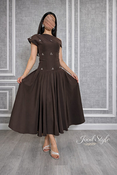 Jood A soft and elegant dress with a stylish sleeve design and eye-catching e...